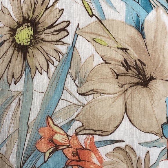 Alfred Dunner short sleeve lined floral button up blouse, Size 10, beige & blue - Picture 10 of 17